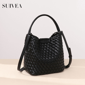 2024 nouveau été mode tissé femmes sac Senior sens de la lumière luxe épaule poche à la main tissé seau sac momie sac - Product Image 5