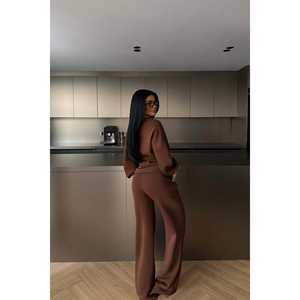 Conjunto de traje para mujer con detalle de cinturón marrón - Product Image 1