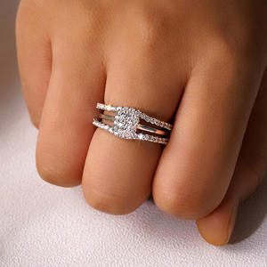 Anello di Fidanzamento con Diamante Taglio Principessa in Oro Bianco, Fascia con Diamanti Naturali Colore D per Donna - Product Image 3