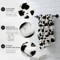 Plaid Moderne Personnalisable en Fausse Fourrure de Lapin à Motif Vache Noir et Blanc, Écologique, Tendance et Décontracté pour Automne/Hiver