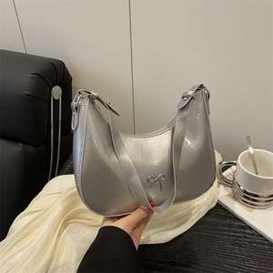 Bolso de hombro de media luna de cuero PU brillante para mujer - Product Image 3