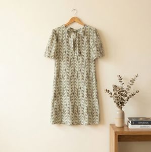 Robe chic à motif chevron vert pour femmes, robe en coton élégante à col noué et manches courtes, idéale pour tous les jours - Product Image 3