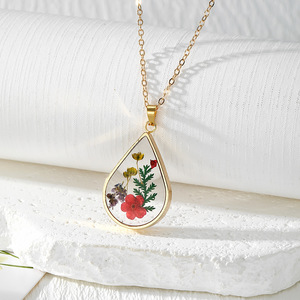 Colliers en chaîne dorée avec pendentif goutte d'eau en résine et fleurs séchées, ras-de-cou floral pour <span class=keywords><strong>femme</strong></span>, <span class=keywords><strong>bijoux</strong></span> d'été à superposer - Product Image 3