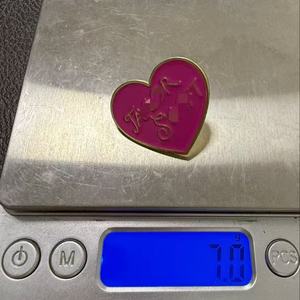 En gros : Pin's musical en métal, Pin's de revers mignon en forme de cœur rose Taylor, Pin's en métal pour chanteuse, Accessoires pour fans, Cadeau souvenir - Product Image 6