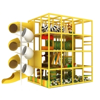 Une structure multi-niveaux d'installations de divertissement combinées pour enfants offre des expériences de mouvement complètes