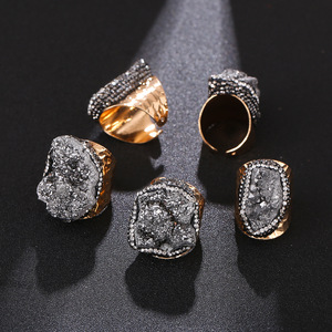E802 Modischer Natürlicher Quarz Pavé-Manschettenring Unregelmäßiger Drusen-Goldring Offener Großer Steinring Herrenschmuck - Product Image 4