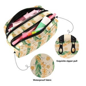Pochette de toilette de voyage en cuir personnalisée avec logo, motif floral hawaïen Puakenikeni et feuilles de Maile, petite trousse à cosmétiques - Product Image 2