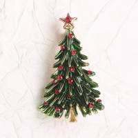 1 broche en forme de sapin de Noël avec émail vert, strass rouges, détails dorés et étoiles, pour décorer les vêtements