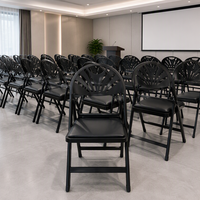 Chaise pliante en résine PC noire de qualité supérieure avec dossier éventail et assise rembourrée en PU souple, robuste, idéale pour événements, mariages et banquets, disponible à la location