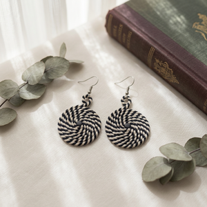 Boucles d'oreilles créoles bohèmes noires à perles, boucles d'oreilles statement faites à la main de style africain pour femmes - Product Image 3