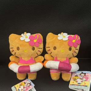 Muñeco de peluche de Hello Kitty de 4 pulgadas, edición <span class=keywords><strong>limitada</strong></span> Kahala Hotel, con falda azul de cuero hawaiano negro, colgante para bolso, de tela de algodón y malla - Product Image 5