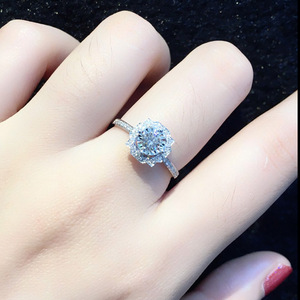 Anello F911 con Diamante in Oro Bianco, Taglio Brillante Rotondo, Diamante Naturale, Anello di Fidanzamento da Donna, Colore D, Montatura Halo - Product Image 6