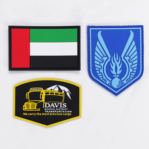 Vente en gros de patchs en PVC personnalisés avec logo à motif de drapeau, en caoutchouc de silicone souple, style extérieur, à coudre ou à coller, avec fixation auto-agrippante - Product Image 1