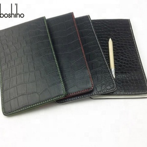 Porte-cartes de score de golf personnalisé en cuir PU crocodile, durable et écologique, avec stylo – Idéal comme cadeau - Product Image 1