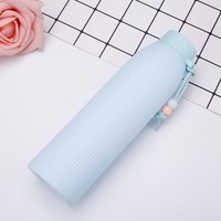 Botella de agua de doble capa antiplanchado barata, taza práctica portátil de vidrio aislada con botella de agua de carcasa de plástico