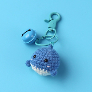 Venta al por mayor <span class=keywords><strong>de</strong></span> lana <span class=keywords><strong>de</strong></span> <span class=keywords><strong>ganchillo</strong></span> pequeña ballena llavero lindo dibujos animados creativo hecho a mano pareja bolsa encanto Accesorios - Product Image 2