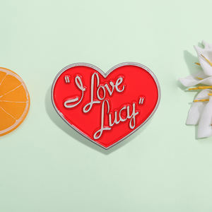 Ik Hou Van <span class=keywords><strong>Lucy</strong></span> Emaille Pin Klassieke Tv-Show Rood Hart Broche Revers Badge Sieraden Cadeau Voor Vrienden Groothandel - Product Image 2