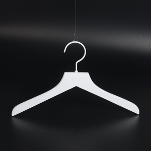 Colgador de <span class=keywords><strong>ropa</strong></span> de <span class=keywords><strong>madera</strong></span>, marca de lujo, color blanco brillante, personalizado, con ganchos y Clips blancos - Product Image 4