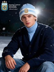 [Oficial y Genuino] Selección Nacional de <span class=keywords><strong>Argentina</strong></span> |   Gorro de lana tejido <span class=keywords><strong>con</strong></span> bloques de color azul y blanco, diseño sin visera, cálido, <span class=keywords><strong>con</strong></span> el escudo de la AFA y <span class=keywords><strong>tres</strong></span> <span class=keywords><strong>estrellas</strong></span>. - Product Image 2