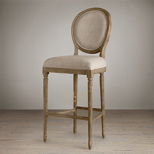 Chaises hautes <span class=keywords><strong>de</strong></span> comptoir en bois massif à dossier rond style <span class=keywords><strong>Louis</strong></span> <span class=keywords><strong>de</strong></span> luxe <span class=keywords><strong>de</strong></span> haute qualité Tabourets <span class=keywords><strong>de</strong></span> <span class=keywords><strong>bar</strong></span> pour la cuisine, le restaurant et le mariage - Product Image 2