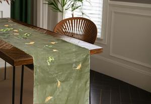 Chemin de table en organza Feuilles d'automne |   Tissu d'organza transparent de qualité supérieure, motif élégant de feuilles d'automne, chemin de table décoratif - Product Image 2