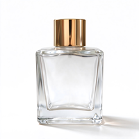 Flacon diffuseur de parfum carré de luxe de 50 ml, disponible en transparent et ambre, avec bouchons et bouchons intérieurs dorés et argentés.