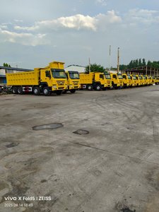 Camion benne diesel d'occasion SINOTRUCK HOWO 8X4, capacité de charge 31-40T, moteur Weichai 351-450HP Euro 3, transport lourd pour travaux d'ingénierie - Product Image 1