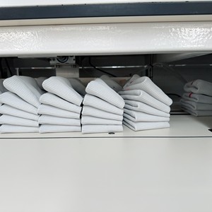 Machine à coudre industrielle tout-en-un TS-F158 pour la pose automatique des bordures <span class=keywords><strong>de</strong></span> manches, station <span class=keywords><strong>de</strong></span> formage et <span class=keywords><strong>de</strong></span> couture en une seule étape pour sweat-shirts et sweats à capuche - Product Image 6