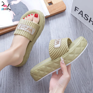 Claquettes Nuages Classiques en PVC Souple Anti-odeur et Antidérapantes pour Femmes – Sandales d'Été Respirantes pour la Plage – Vente Chaude en Gros - Product Image 5