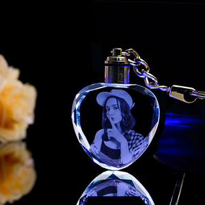 Gravure laser 3D personnalisée en gros Couple <span class=keywords><strong>Photo</strong></span> claire Blue Red Rose Design Led Crystal Heart Keychain - Product Image 3