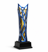 Trophée en métal Nimbus Ailes d'or soulevant un globe en cage au-dessus d'un mât argenté, médaille personnalisée écologique imprimée UV, cadeau de récompense