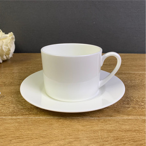 Set di tre pezzi di tazze da caffè in ceramica semplice europea bianca in tinta unita - Product Image 1