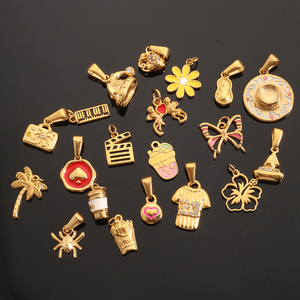 Venta al por mayor hecho a mano DIY encanto 18K chapado en oro de acero inoxidable colgantes finos dijes accesorios joyería de moda - Product Image 6