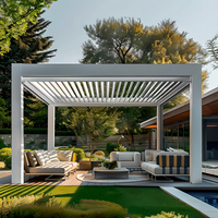 Pergola bioclimatique motorisée en aluminium avec toit rigide à lames orientables pour cuisine extérieure et événements toute l'année