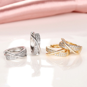 Orecchini a Cerchio con Design Incrociato e Pavé Dorato per Donne, Gioielli Eleganti e alla Moda - Product Image 4