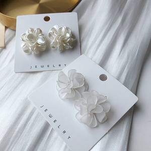 RE4039 Romantico Trasparente Acrilico Petalo di Fiore Orecchini Per Le Donne bianco e avorio Da Sposa Floreale Dell'orecchio Della Vite Prigioniera - Product Image 1