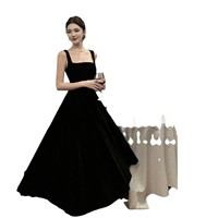 Robe noire élégante à col carré style rétro Hepburn, coupe trapèze, inspirée de la haute couture française, idéale pour l'hiver