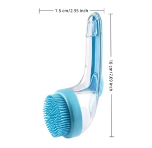 Cepillo de ducha espumante para mascotas con depósito de líquido, cepillo de silicona con diseño colgante para baño de gatos, herramienta para tiendas de mascotas, venta al por mayor. - Product Image 1