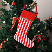 Ensemble de chaussettes de Noël rayées style preppy moderne et sacs du Père Noël en toile avec bordure à volants pour la décoration de la maison pendant les fêtes