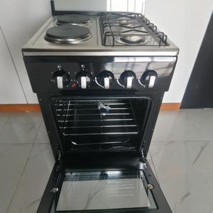 Cocina <span class=keywords><strong>de</strong></span> <span class=keywords><strong>gas</strong></span> <span class=keywords><strong>de</strong></span> doble propósito (2 <span class=keywords><strong>a</strong></span> <span class=keywords><strong>gas</strong></span>, 2 eléctricas) con placa <span class=keywords><strong>de</strong></span> cocción <span class=keywords><strong>de</strong></span> 500 mm <span class=keywords><strong>de</strong></span> ancho y 4 quemadores <span class=keywords><strong>a</strong></span> <span class=keywords><strong>gas</strong></span>, con toma <span class=keywords><strong>de</strong></span> corriente europea - Product Image 2