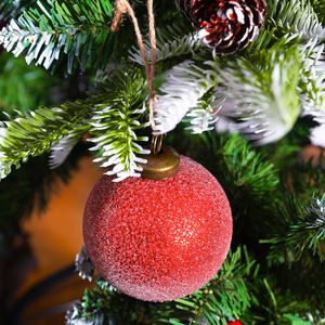 Nouvelles Boules de Noël Rouges Givrées Effet Grain de Bois 6cm 8cm, Ornements à Suspendre pour Sapin de Noël, Fournitures de Fêtes - Product Image 4
