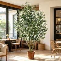 Olivier en plastique d'intérieur et d'extérieur avec feuillage dense, texture naturelle, durable et imperméable pour hôtel de luxe, hall d'entrée, jardin sur le toit