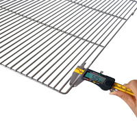 Gril à charbon de bois en métal assemblé en fil d'acier inoxydable de 25cm X 20cm de long avec outils de barbecue pour le camping en plein air dans la cuisine
