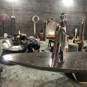 Produttori di sculture in acciaio inossidabile decorazione personalizzata di paesaggi in barca a forma di specchio figura all'aperto scultura arte decorazione