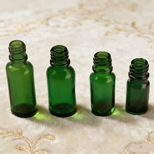 Entrega Rápida, Botellas de Vidrio Esmerilado <span class=keywords><strong>Verde</strong></span> Recargables para Aceites Esenciales, Gotero de Bambú, Tamaños de 5ml y 100ml, Superficie Grabada - Product Image 3