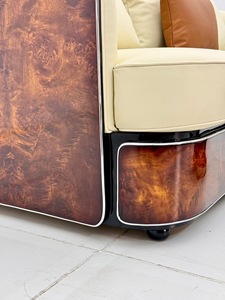 Divano Chesterfield di Lusso Italiano a Tre Posti per Soggiorno, Design Minimalista in Impiallacciatura di Legno, Vera Pelle, Arredamento per Hotel - Product Image 6