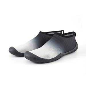 أحذية مائية خفيفة الوزن للرجال والنساء، سهلة الارتداء للسباحة والمشي، سريعة الجفاف للشاطئ والخوض في المياه، أحذية بخمسة أصابع للأنشطة المائية - Product Image 1
