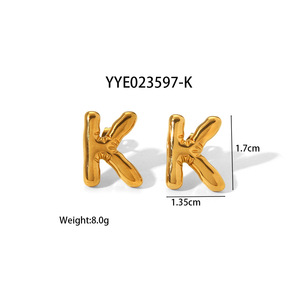 Amiee Jewelry Factory Venta al por mayor 18K Chapado en oro de acero inoxidable Chic Letter Pendientes de botón con inicial para <span class=keywords><strong>mujer</strong></span> - Product Image 5