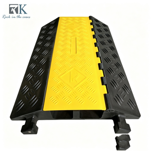 Rampe de protection de câbles extérieure jaune et noire en caoutchouc pour couverture de câbles au sol et événements - Product Image 1