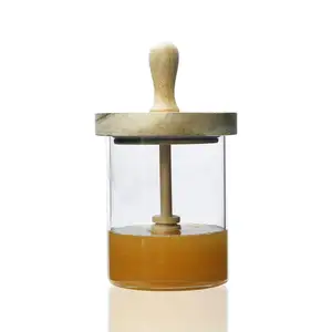 Supporto in vetro per vaso di miele moderno all'ingrosso con bastoncino di mestolo in legno e coperchio in legno per barattolo di miele in vetro da cucina di casa - Product Image 1